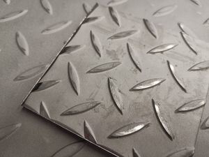 304 Stainless Steel Checkered Plate Hot Rolled Anti-Slip for Industrial Flooring