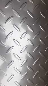 Hot Rolled Stainless Steel Checkered Plate with Polished Surface and Customizable Projections