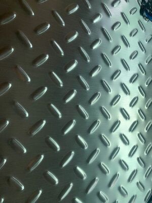 Hot Rolled Stainless Steel Checkered Plate with Polished Surface and Customizable Projections