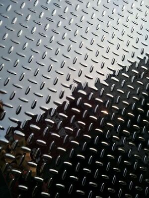 304 Hot Rolled Stainless Steel Sheet with Polished Surface and Checkered Embossed Plate