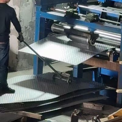 4ft*8ft  5ft*20ft Hot Rolled Cold Rolled Ss Checker Plate For Anti Slip Floor