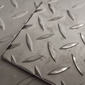304 Stainless Steel Chequered Plate Hot Rolled with Polished Surface for Anti-Slip Applications