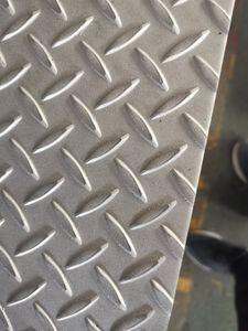 304 Stainless Steel Checkered Plate Hot Rolled Anti-Slip Press Stamping Patterned Sheet
