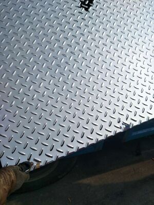 304 Hot Rolled Stainless Steel Sheet with Polished Surface and Checkered Embossed Plate