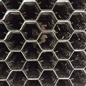 304 Stainless Steel Wire Mesh with Twill Weave Technique and 40x40mm Hole Size for Industrial Applications